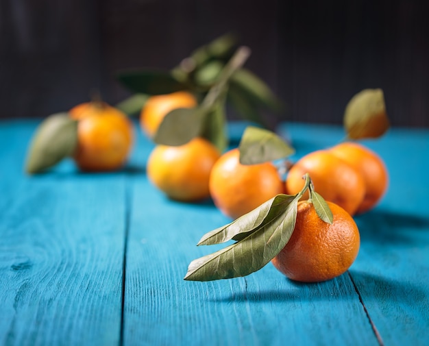 Mandarines avec feuilles sur table