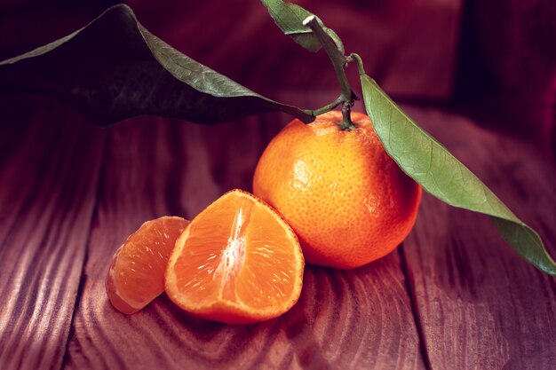 Mandarines avec des feuilles