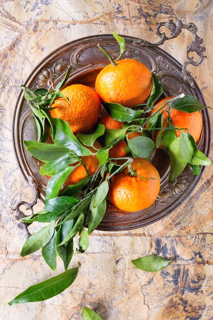 Mandarines avec des feuilles