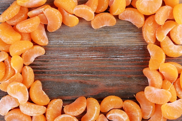 Mandarines sur fond de bois
