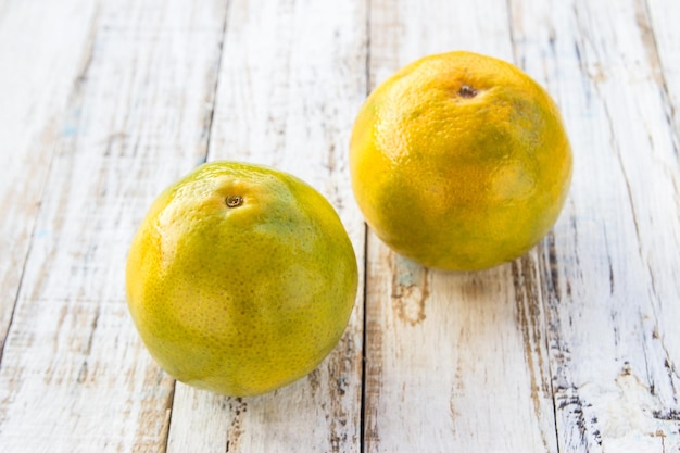 Mandarines sur fond de table en bois blanc