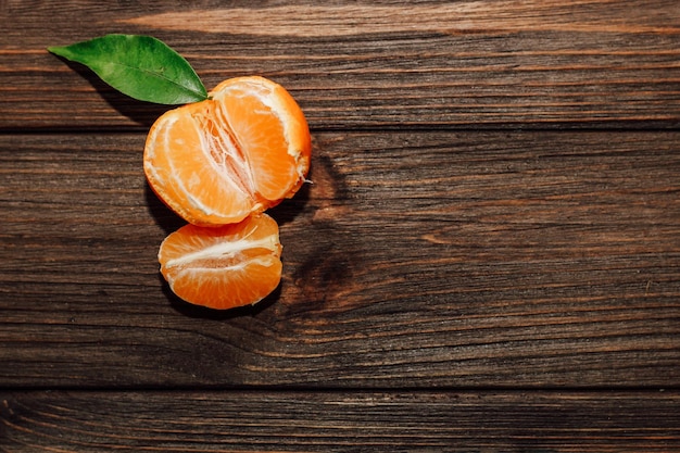 Mandarines sur le fond d'une table en bois marron avec planches