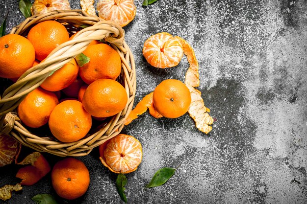 Mandarines fraîches dans un panier.