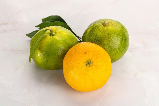 Des mandarines fraîches, mûres, sucrées et juteuses