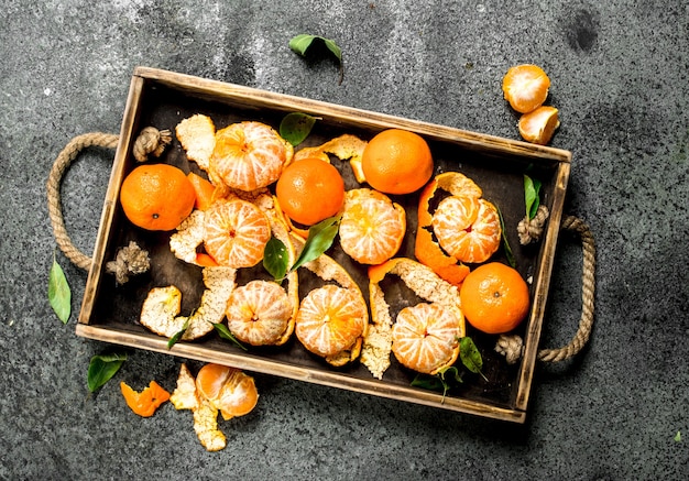 Mandarines fraîches sur un plateau en bois