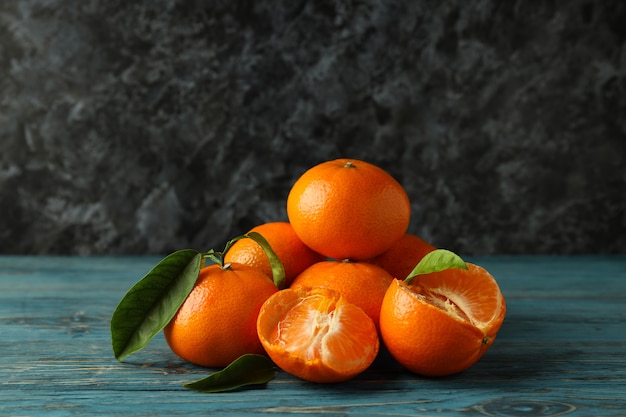 Mandarines fraîches savoureuses sur table en bois rustique