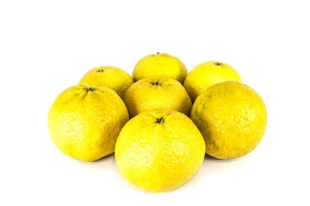 Mandarines jaunes ou tangerines isolés sur fond blanc Gros plan photos d'agrumes frais