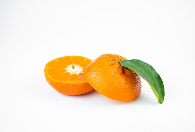 Mandarines juteuses fraîches mûres avec des feuilles sur fond blanc