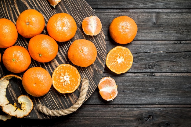 Mandarines juteuses sur un plateau