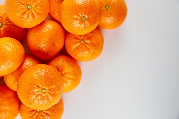 Mandarines ou mandarines entières mûres sur fond blanc.