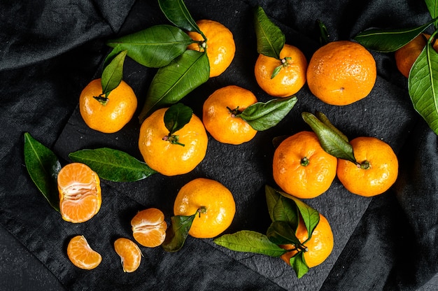 Mandarines, mandarines avec des feuilles.