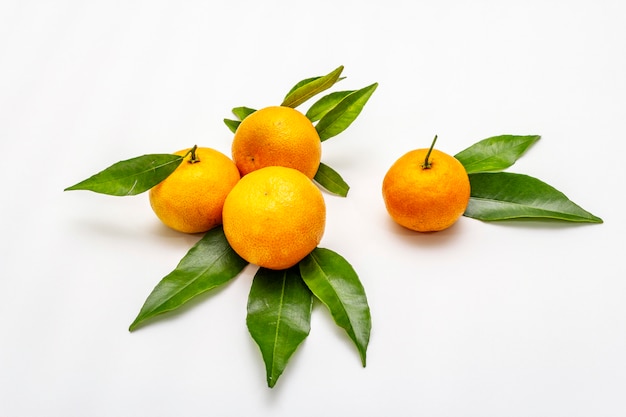 Mandarines mûres avec des feuilles. Fruits frais isolés