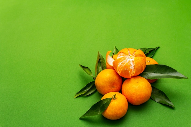 Mandarines mûres avec des feuilles. Fruits frais