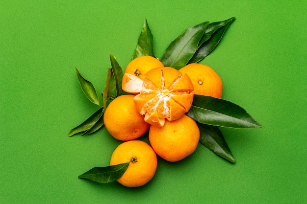 Mandarines mûres avec des feuilles. Fruits frais