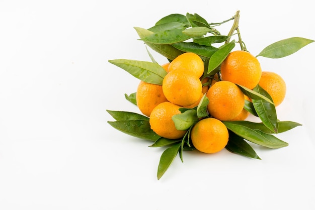 Mandarines mûres avec des feuilles en gros plan sur fond blanc. Mandarines avec des feuilles sur fond blanc.