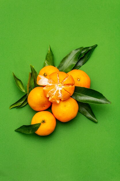 Mandarines mûres avec des feuilles.