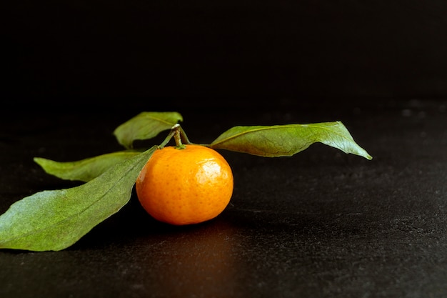 Mandarines mûres sur fond noir.