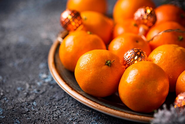 Mandarines mûres fraîches dans un bol