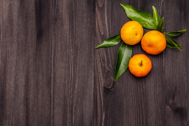 Mandarines mûres fraîches avec des feuilles.