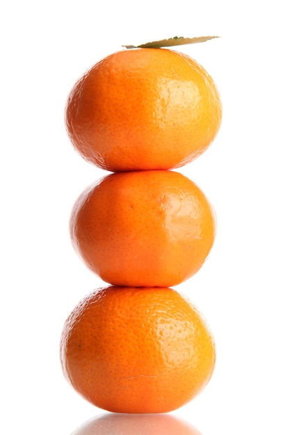 Mandarines mûres isolées sur blanc