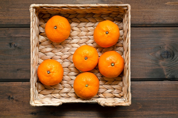 Mandarines mûres juteuses dans un panier en osier