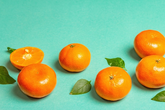 Mandarines mûres juteuses et feuilles fraîches