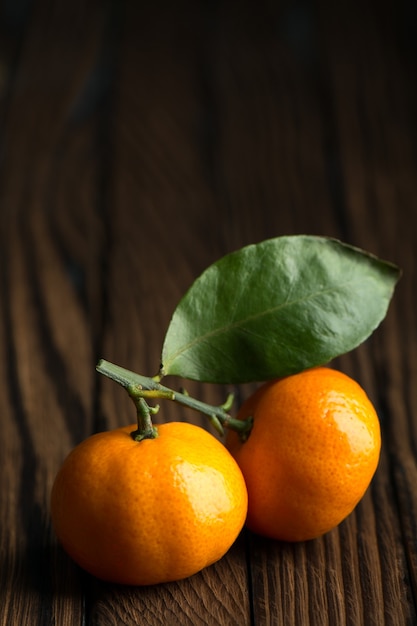 Mandarines mûres juteuses sur une table en bois