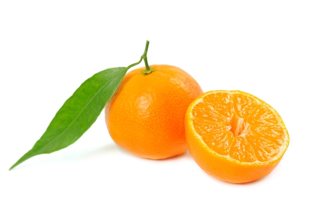 Mandarines mûres (mandarine) avec moitié et feuille verte isolée sur blanc