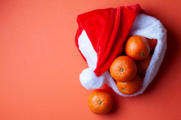 Mandarines de Noël dans un bonnet de Noel