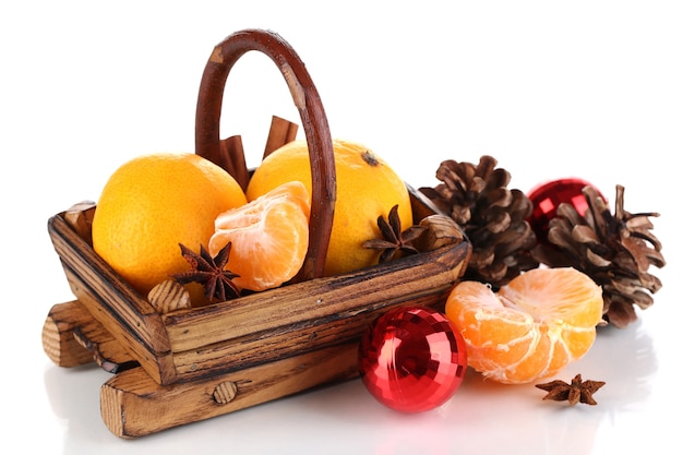 Mandarines de Noël dans le panier blanc isolé