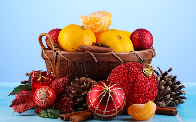 Mandarines de Noël dans le panier sur fond bleu