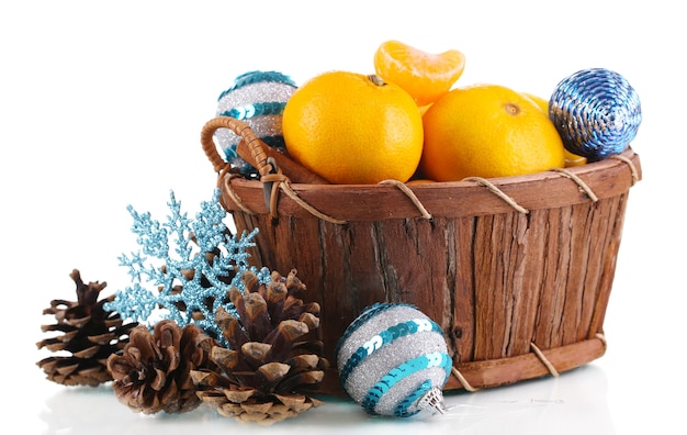 Mandarines de Noël dans le panier d'isolement