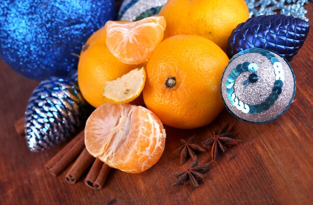 Mandarines de Noël et jouets de Noël sur le plan rapproché de table en bois