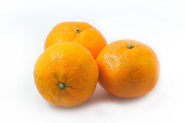 mandarines orange sur fond blanc