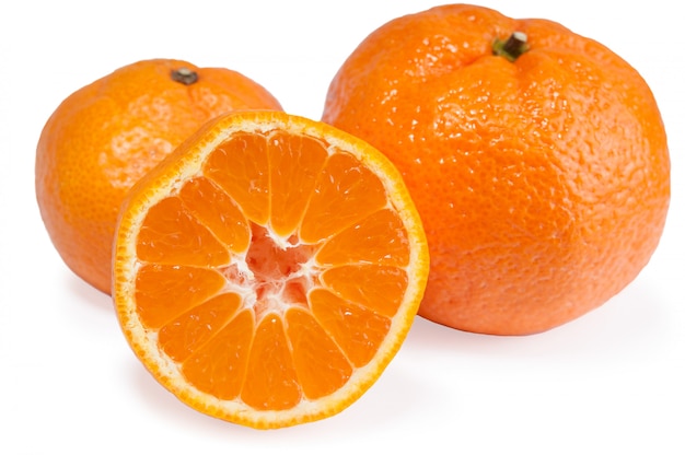 Mandarines orange et moitié avec des ombres douces isolés sur blanc