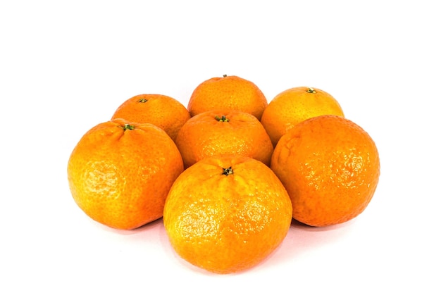 Mandarines orange ou tangerines isolés sur fond blanc Gros plan photos d'agrumes frais