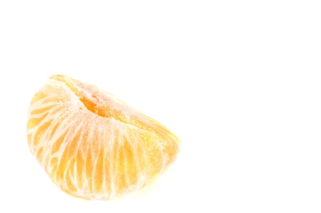 Mandarines orange zeste de mandarine ou tranche de mandarine isolé sur fond blanc Gros plan photos d'agrumes frais
