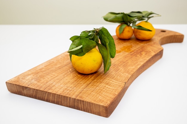 Mandarines, oranges, mandarines, clémentines, agrumes, avec des feuilles sur fond de bois rustique, copie espace. Mandarine orange frais satsuma et mandarine sur fond gris, mise à plat.