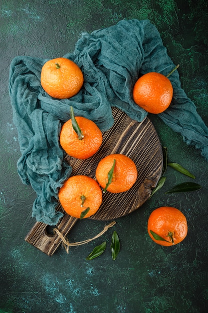 Mandarines oranges, mandarines, clémentines, agrumes avec feuilles