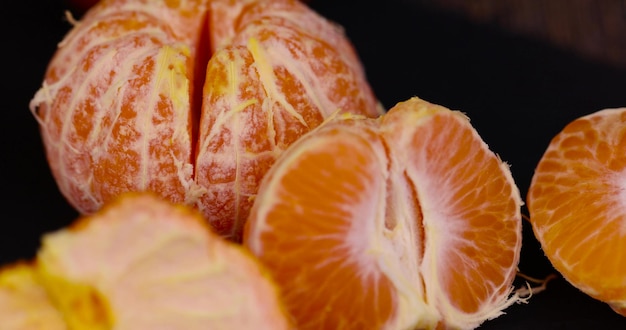 des mandarines oranges pelées sur la table en gros plan