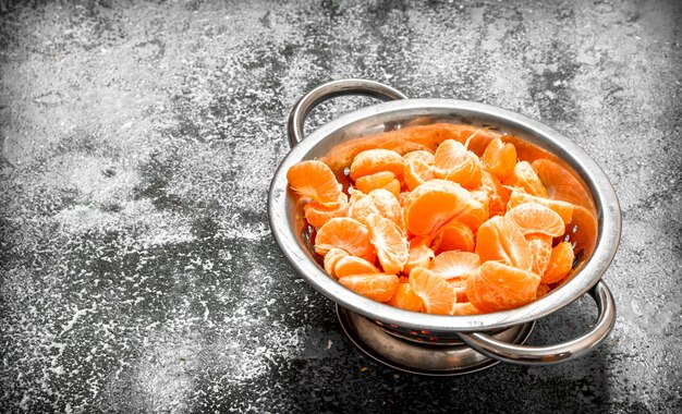 Mandarines pelées dans un bol.