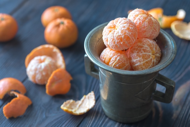 Photo mandarines pelées dans la tasse vintage