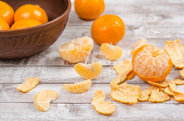 Mandarines pelées sur fond en bois