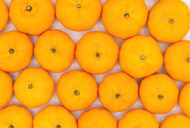 Mandarines en piles isolé sur blanc