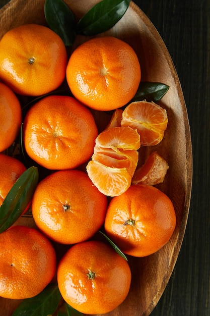 Mandarines sur une plaque de bois et fond de bois