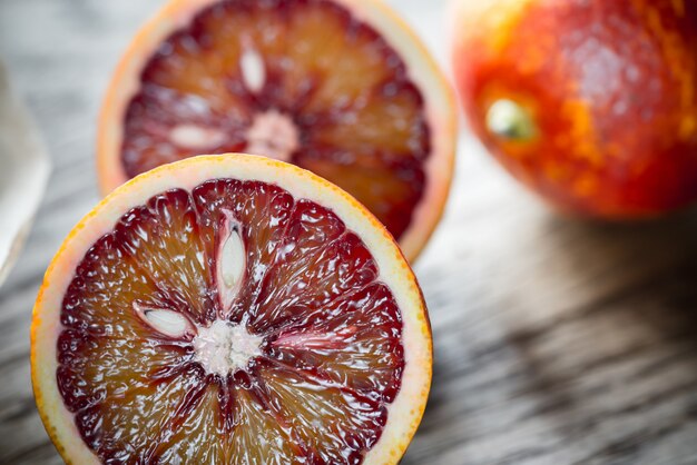 Mandarines rouges sur la surface en bois