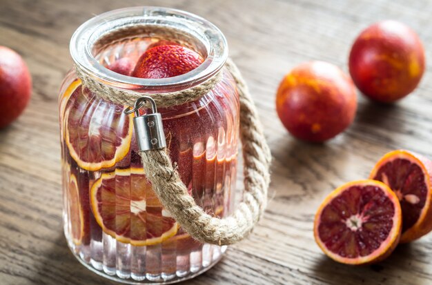 Mandarines rouges sur la table en bois