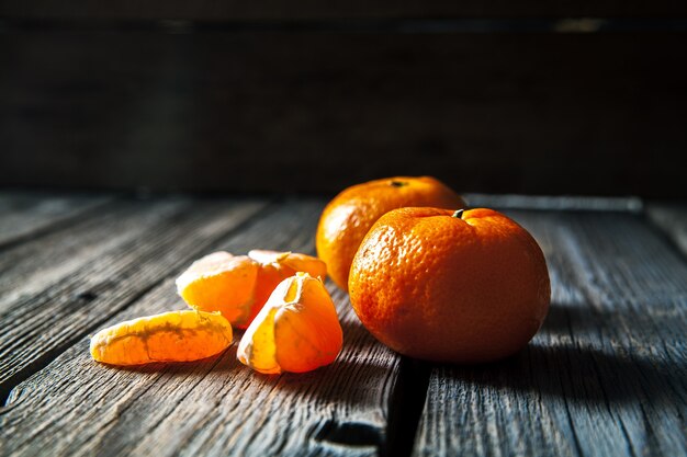 Mandarines sur une table en bois. fruit frais. nourriture saine