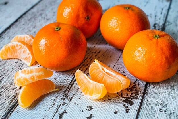 mandarines sur table en bois