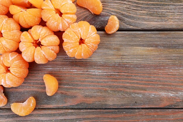 Mandarines sur table en bois